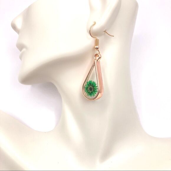 Women’s Rose gold tone Dried Flower Resin Dangle Earrings - Picture 3 of 4